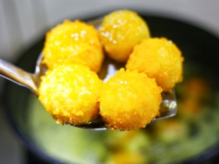 9、口感超赞的黄金红薯球,锅中油温至六成热，将红薯球轻轻放进锅中小火炸至金黄。