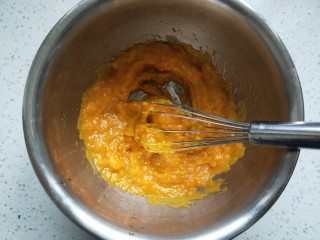 2、南瓜戚风蛋糕,搅拌至南瓜泥和玉米油充分融合