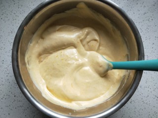 9、南瓜戚风蛋糕,继续翻拼均匀