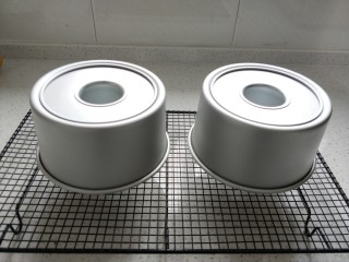 11、南瓜戚风蛋糕,放入预热好的烤箱下层，170度烤约35分钟左右，出炉倒扣