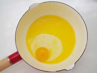 2、姜饼圣诞翻糖饼干,融化的黄油放入大碗中，加入一个鸡蛋搅拌均匀