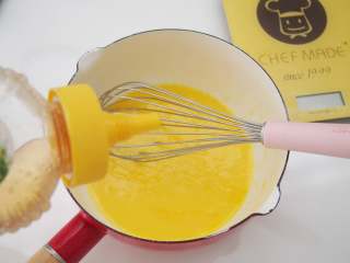 3、姜饼圣诞翻糖饼干,加入蜂蜜搅拌均匀