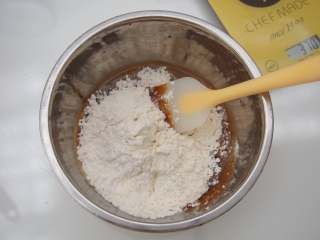 7、姜饼圣诞翻糖饼干,筛入低筋面粉和泡打粉，切拌成面团