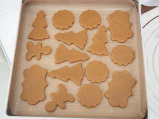 11、姜饼圣诞翻糖饼干,烤盘铺上高温油纸，将饼干胚摆放整齐