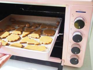 12、姜饼圣诞翻糖饼干,中层上下火160度，20分钟左右