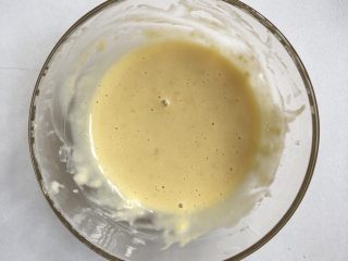 3、南瓜溶豆,搅拌均匀厚状态是细腻光滑