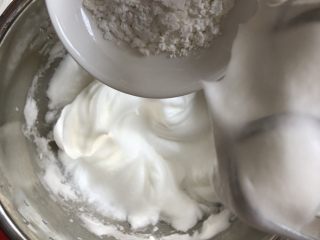 6、南瓜溶豆,打至提起打蛋器有小短尖角,硬性发泡即可。然后加入玉米淀粉(不用过筛)这时候不要马上开打蛋器,玉米淀粉会飞得到处是。用打蛋器先搅拌几下,然后中低速继续打