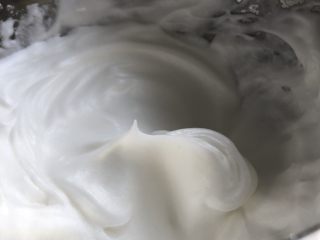 7、南瓜溶豆,打至提前打蛋器有小短尖角,硬性发泡。加入玉米淀粉的蛋白霜是非常细腻的,但是注意观察状态,不然容易打过