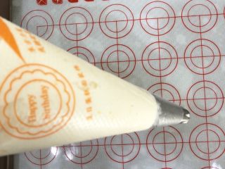 11、南瓜溶豆,装入裱花袋