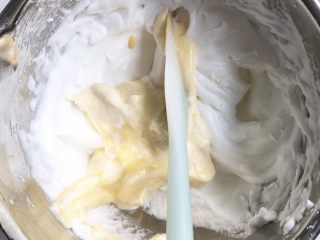 9、南瓜溶豆,翻拌好全部倒入剩下的蛋白霜里,继续翻拌均匀