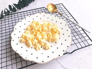 14、南瓜溶豆,出炉后凉了要及时装入罐子密封保存,否则溶豆会吸潮