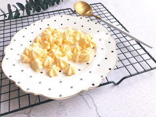 15、南瓜溶豆,一颗颗金黄色的,可以让宝宝自己抓着吃