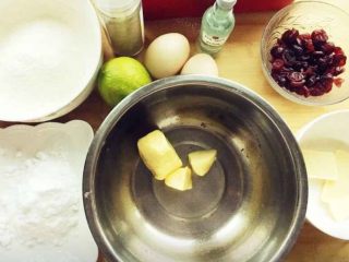1、蔓越莓磅蛋糕,准备秤取全部用料。