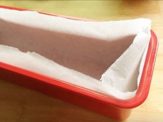 2、蔓越莓磅蛋糕,模具的尺寸是长21cm宽7cm高5cm的，模具内铺好油纸。