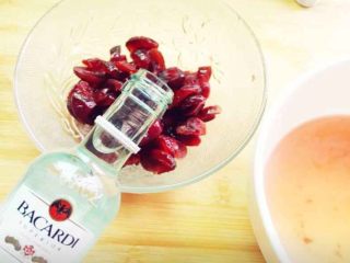 3、蔓越莓磅蛋糕,蔓越莓干用热水清洗一遍，然后再用开水泡20分钟，沥干水份加入朗姆酒。