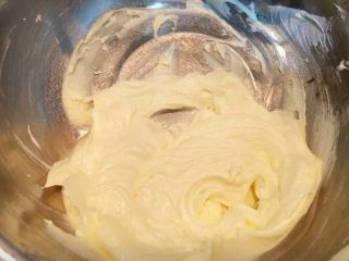 5、蔓越莓磅蛋糕,加入溶化后温度为35度的白巧克力液体打匀。