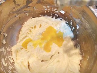 6、蔓越莓磅蛋糕,全蛋液打散后分次加入打匀。