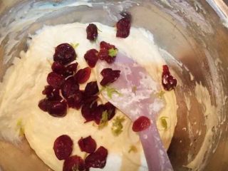 9、蔓越莓磅蛋糕,加入蔓越莓和柠檬皮屑及柠檬汁拌匀即可。