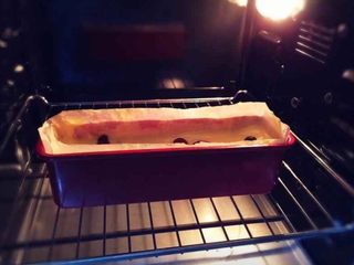 10、蔓越莓磅蛋糕,拌好的面糊倒入模具中抹平表面，放入预热烤箱180度烘烤45分钟。