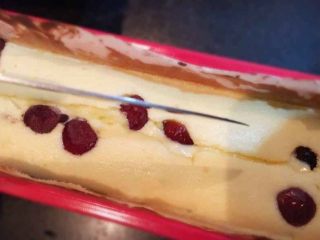 11、蔓越莓磅蛋糕,烤制中间20分钟后表面用刀划一条。