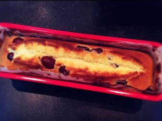 12、蔓越莓磅蛋糕,烤好的磅蛋糕取出晾5分钟。