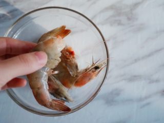 2、宝宝辅食之西兰花虾丸,将虾洗净后先去头