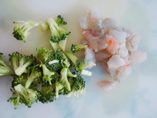 5、宝宝辅食之西兰花虾丸,西兰花洗净切块,虾也一样切成小块