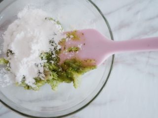 7、宝宝辅食之西兰花虾丸,将打好的泥到出放入碗中后放入准备好的玉米淀粉