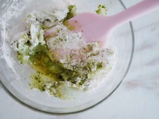 8、宝宝辅食之西兰花虾丸,搅拌过程中我们可以放几滴橄榄油或者色拉油,顺着一个方向搅拌十分钟左右,这样肉丸会更紧实口感好