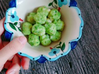 12、宝宝辅食之西兰花虾丸,为了防止不熟,丸子漂上来再煮五分钟即可