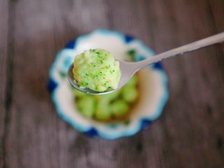 13、宝宝辅食之西兰花虾丸,完成,吃起来口感很好,宝宝很爱吃