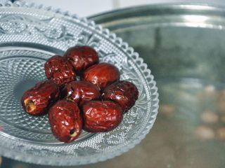 7、花生炖猪蹄,半小时后倒入红枣，再炖1个半小时炖至猪蹄软烂，根据个人口味放适量的盐起锅即可。