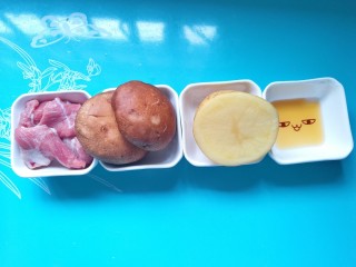 1、土豆香菇牛腩汤,食材准备:牛腩70克、新鲜香菇2朵55克、土豆100克、黑芝麻核桃油3克