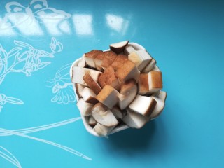 4、土豆香菇牛腩汤,新鲜香菇洗净切成丁备用