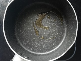 5、土豆香菇牛腩汤,起锅倒入黑芝麻核桃油