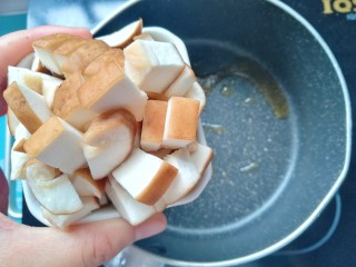 6、土豆香菇牛腩汤,再倒入香菇爆香