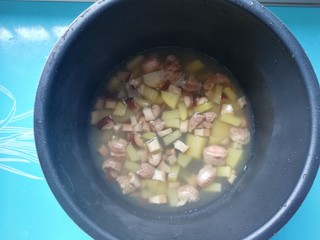 11、土豆香菇牛腩汤,加入两碗清水