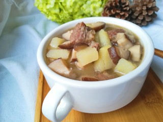 13、土豆香菇牛腩汤,土豆香菇牛腩汤做好喽,加入一丢丢盐提味就可以开动喽