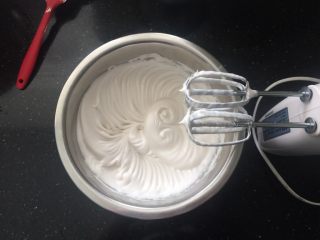 3、可以媲美哈根达斯的焦糖味棉花糖冰淇淋,用电动打蛋器低速打至硬性发泡,放入冰箱冷藏。