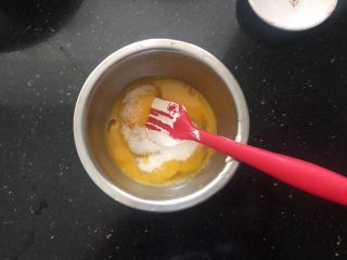 4、可以媲美哈根达斯的焦糖味棉花糖冰淇淋,蛋黄中加入白糖。