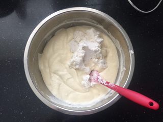 11、可以媲美哈根达斯的焦糖味棉花糖冰淇淋,加入剩余的棉花糖蛋白霜切拌均匀。