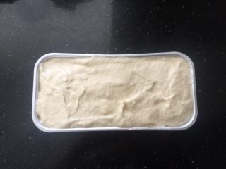 12、可以媲美哈根达斯的焦糖味棉花糖冰淇淋,倒入冰淇淋模具中放入冰箱冷冻5小时左右。