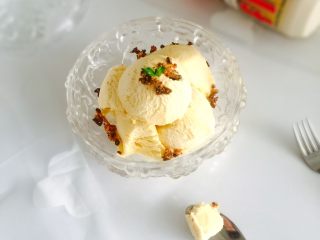 16、可以媲美哈根达斯的焦糖味棉花糖冰淇淋,一起做起来吧!