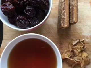 1、黑枣田蟹酒,材料准备：黑枣洗净备用