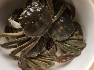 3、黑枣田蟹酒,田蟹洗净备用