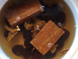 4、黑枣田蟹酒,把黑枣姜片红糖一起放入砂锅内烧10分钟