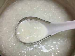 2、奶香大米布丁,先将大米粥煮好。