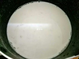 3、奶香大米布丁,把煮好的大米粥和配方奶一起放入不粘锅中一起熬煮。