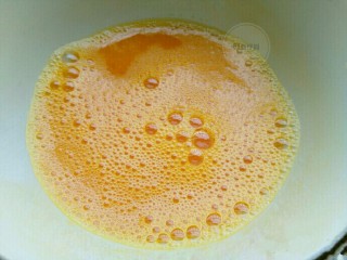 4、奶香大米布丁,鸡蛋打散～