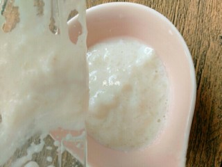 8、奶香大米布丁,将打好的糊倒入碗中，晾晾待凉。